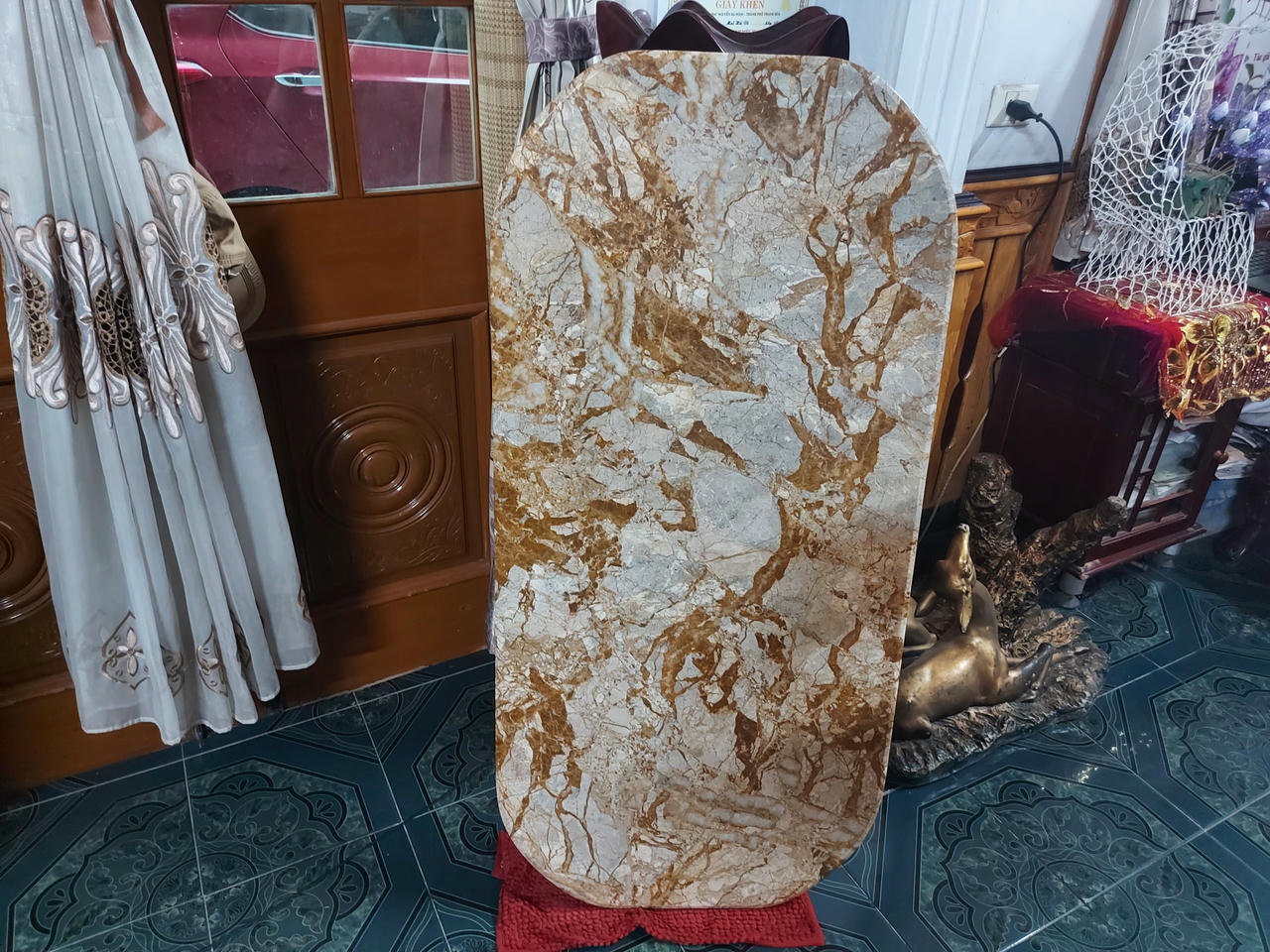 Mặt bàn đá nặng 32kg.