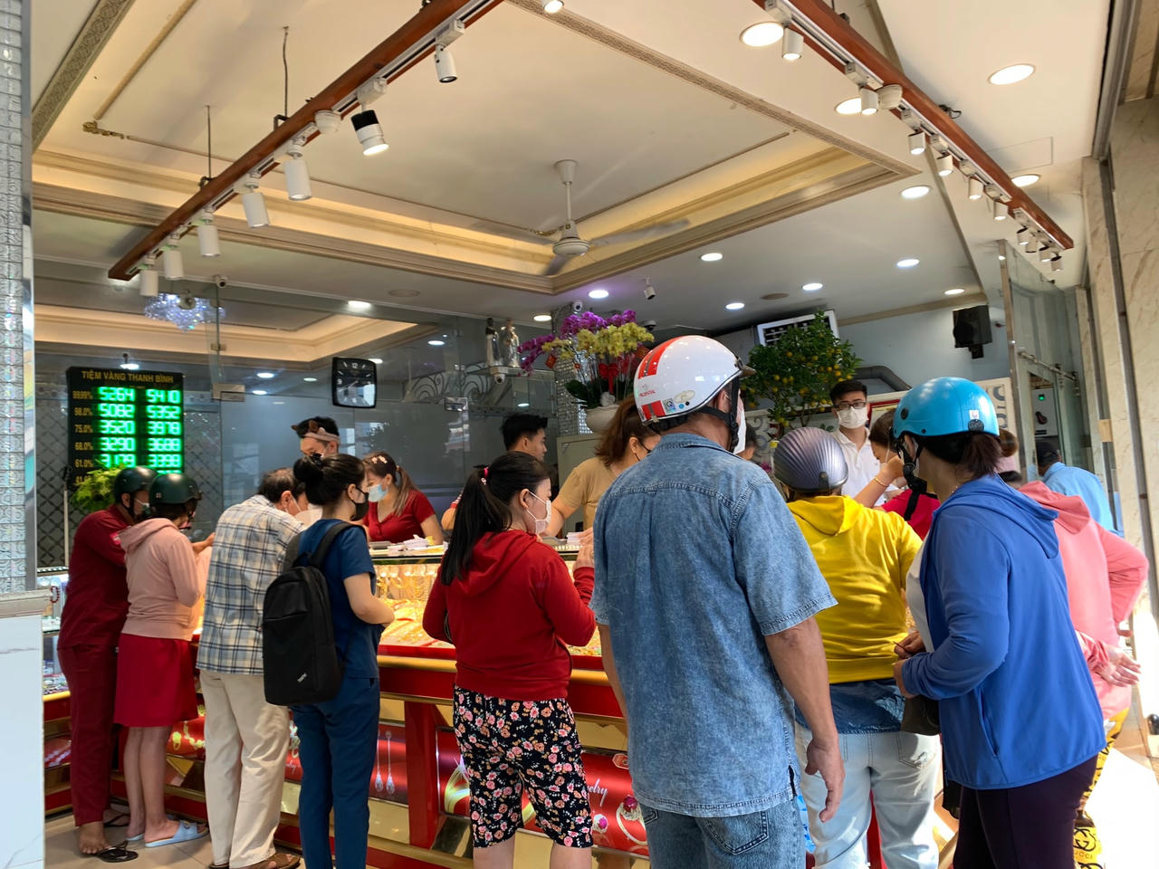 Các tiệm vàng đông kín người mua vàng cầu may mắn cho năm mới.