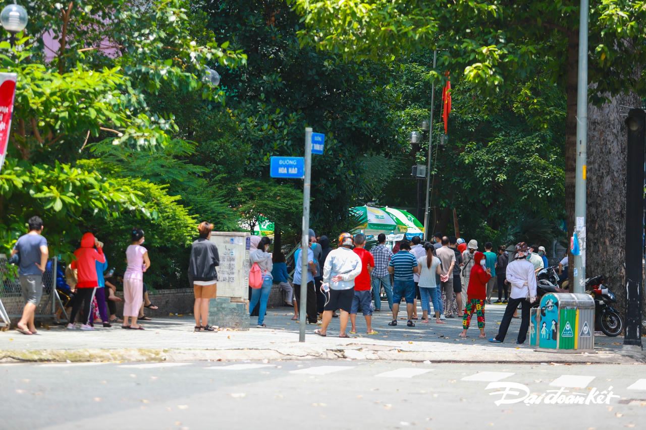 Tại một siêu thị trên đường Lý Thường Kiệt (quận 10), người dân xếp hàng rất dài để chừo vào trong.