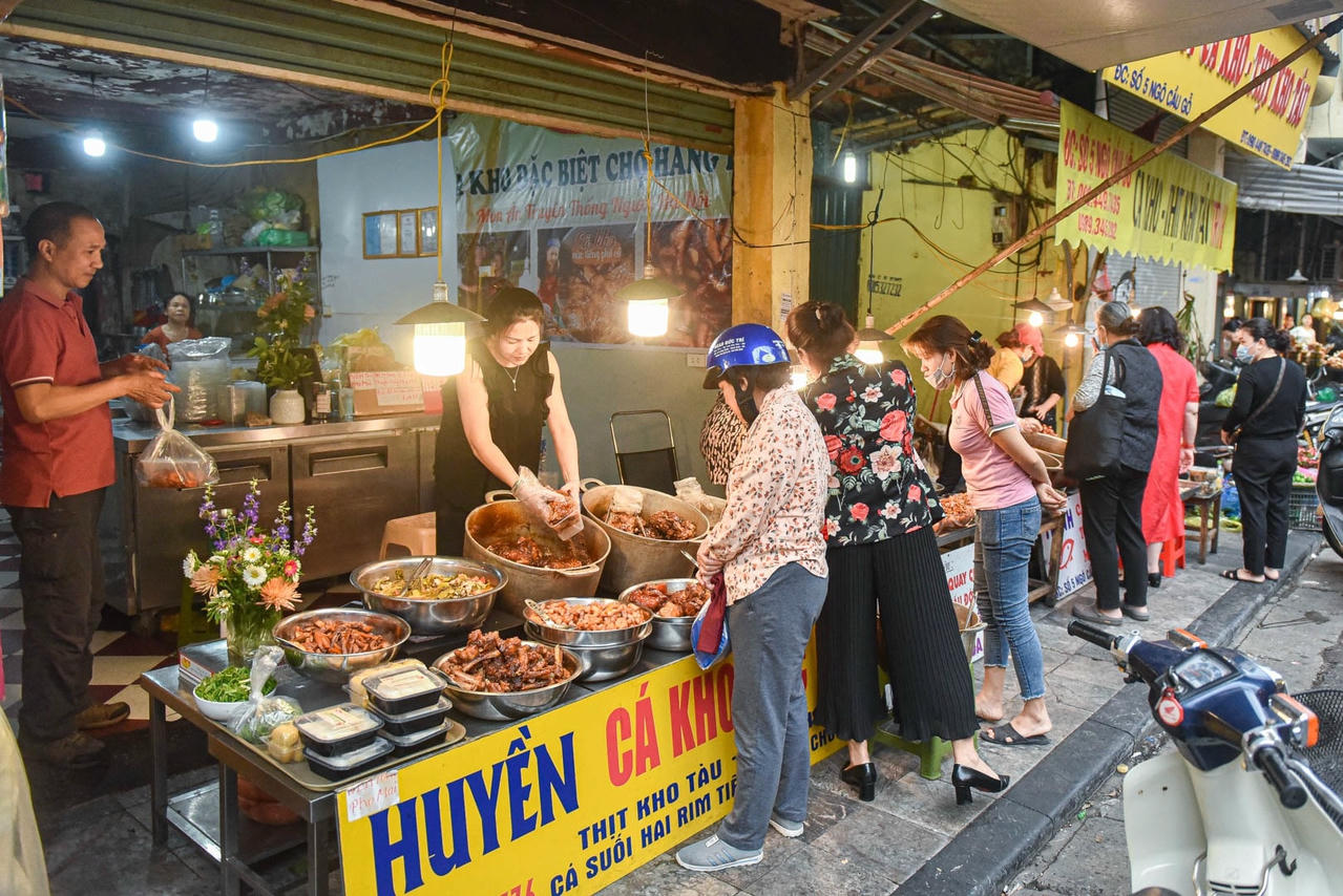 Vào thời điểm hơn 11h trưa lượng người đổ về hai quán bán cá kho bắt đầu đông.