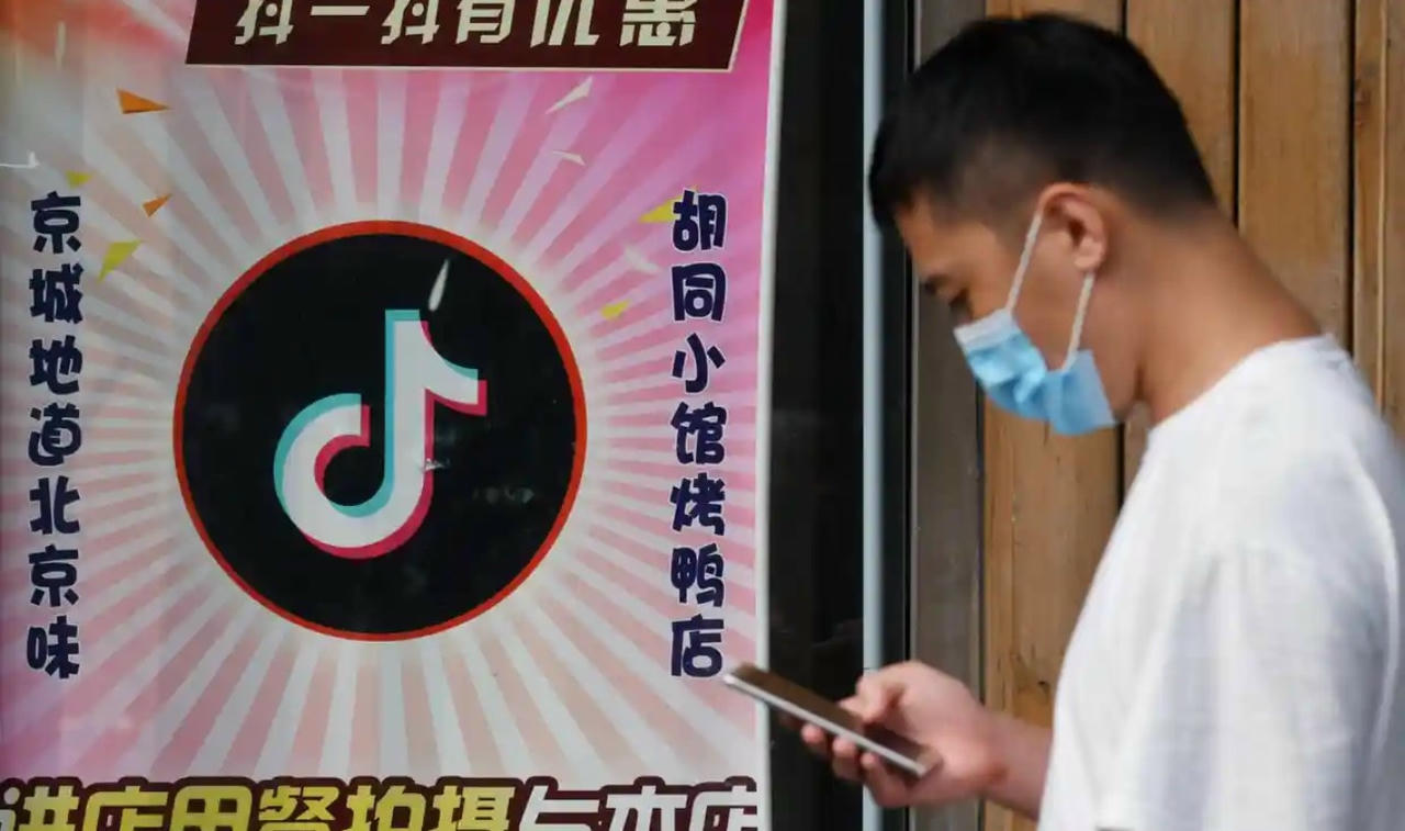 Tiktok đang trở thành ứng dụng xã hội 'hot' nhất trên thế giới. Ảnh: The Guardian.