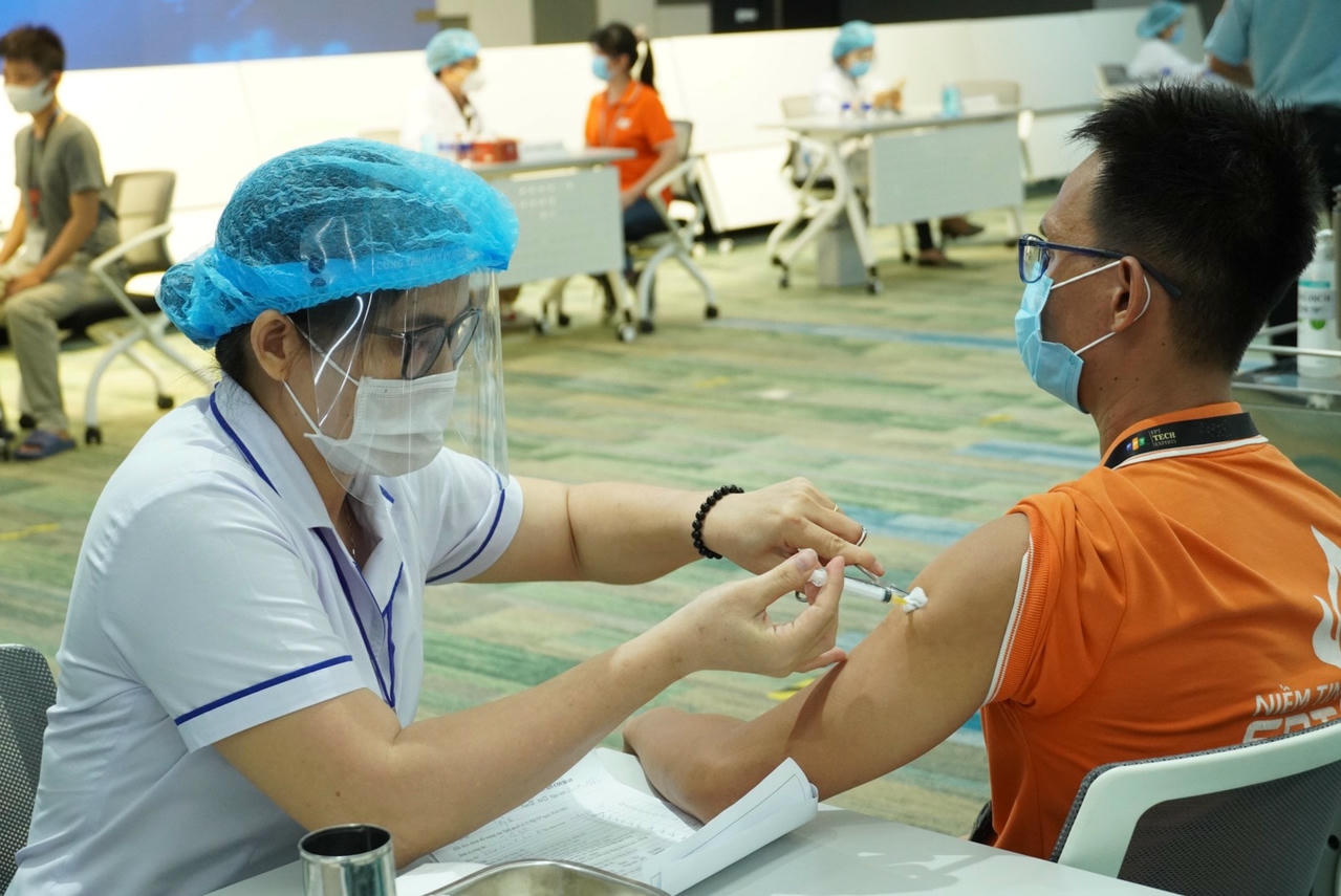 TP HCM tiêm vaccine cho công nhân để thực hiện tái sản xuất trở lại
