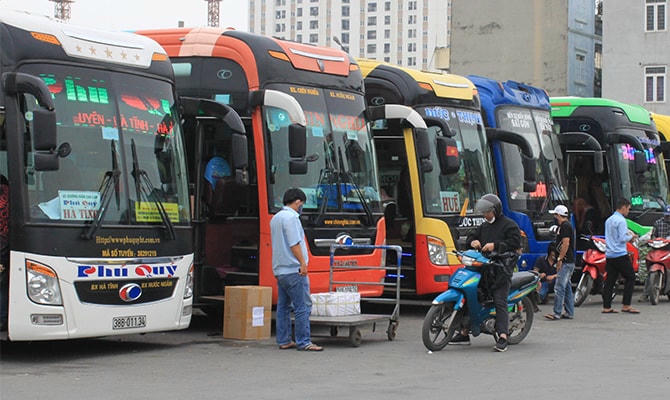Vận tải hành khách tính chuyện tăng giá vận chuyển.