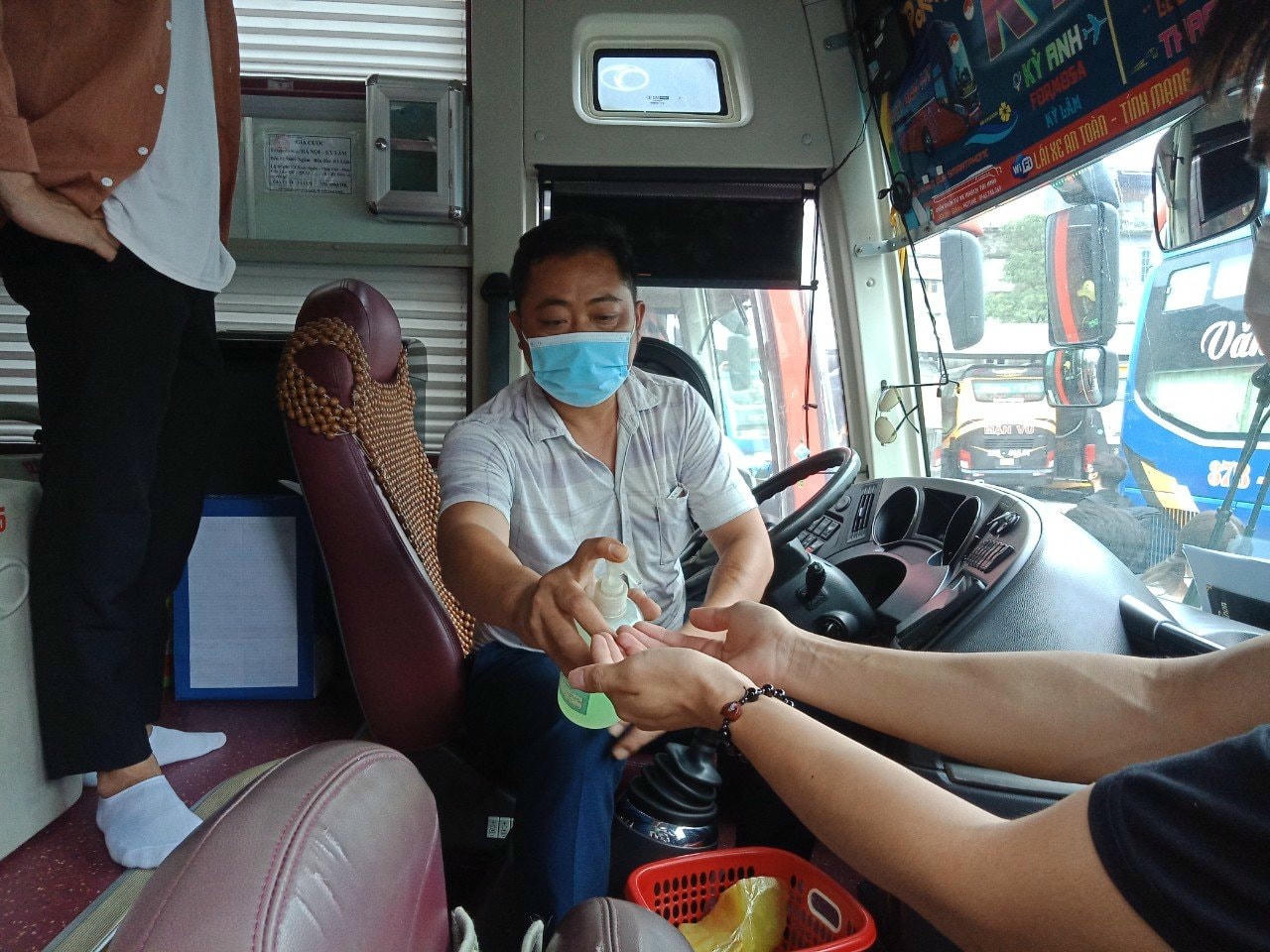 Không những vậy, tại bến xe Nước Ngầm, mỗi nhà xe đều trang bị dung dịch sát khuẩn tay cho hành khách.