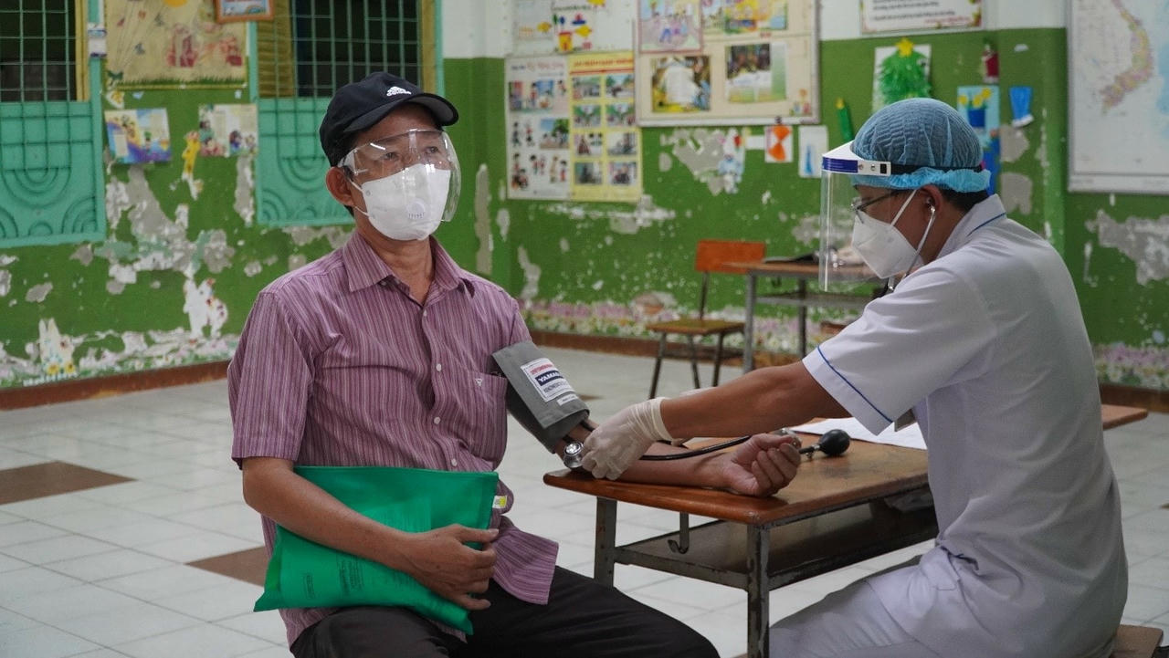 TP HCM hướng dẫn các địa phương tìm người già, người nằm một chỗ để tiêm vaccine.