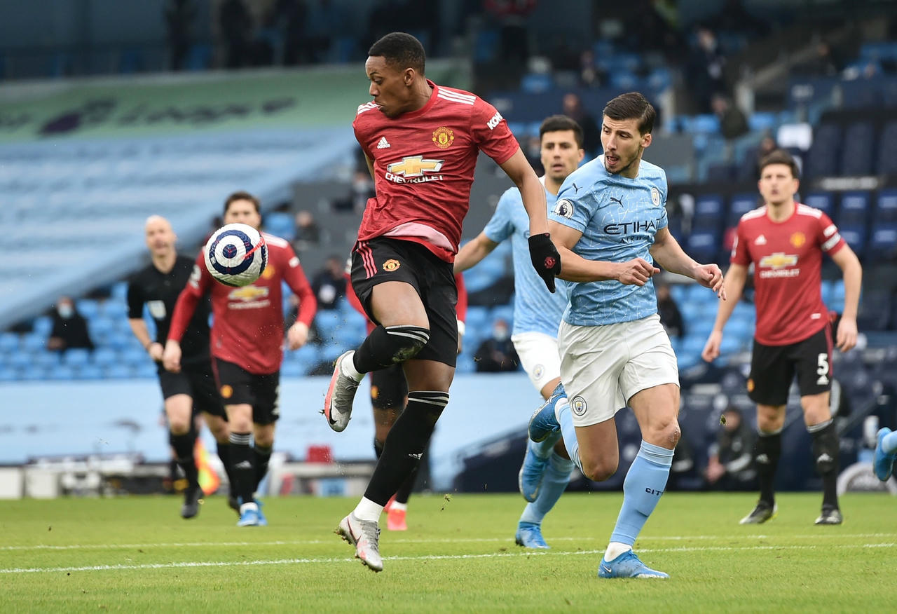 Phòng thủ số đông nhưng Man Utd vẫn dễ dàng bị Man City xuyên phá.