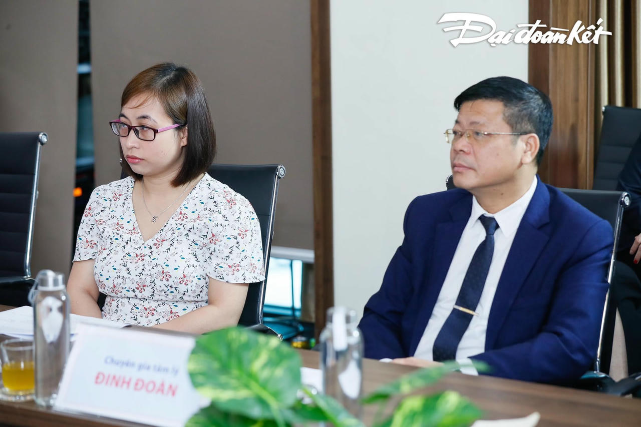 Thạc sĩ, bác sĩ Trịnh Thị Vân Anh - Viện Sức khỏe tâm thần Quốc gia, Bệnh viện Bạch Mai và chuyên gia tâm lý Đinh Đoàn. Ảnh: Quang Vinh.