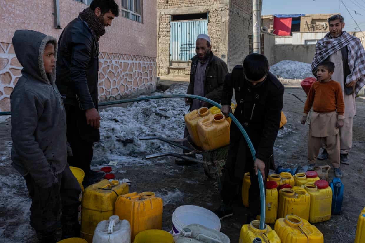 Hầu hết người dân, ngay cả ở thủ đô Kabul, đều không có nước sạch trong nhà để sử dụng. Ảnh: The Guardian.