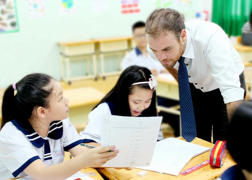 Học sinh trường THCS Nguyễn Du, Q.1 làm việc nhóm trong giờ học tích hợp