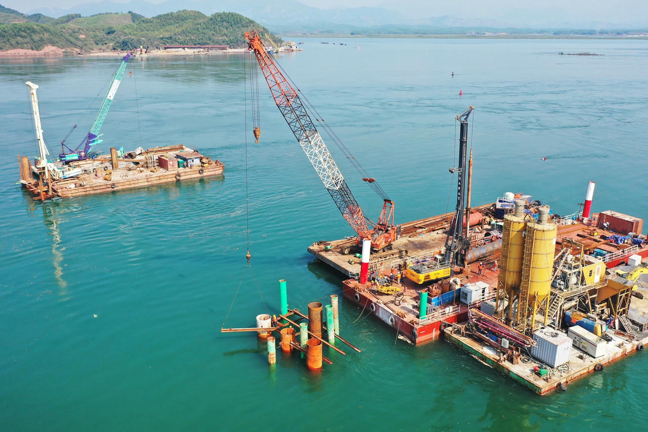Thi công cầu Vân Tiên có chiều dài gần 1,5km là cầu có quy mô lớn nhất cao tốc Vân Đồn - Móng Cái.