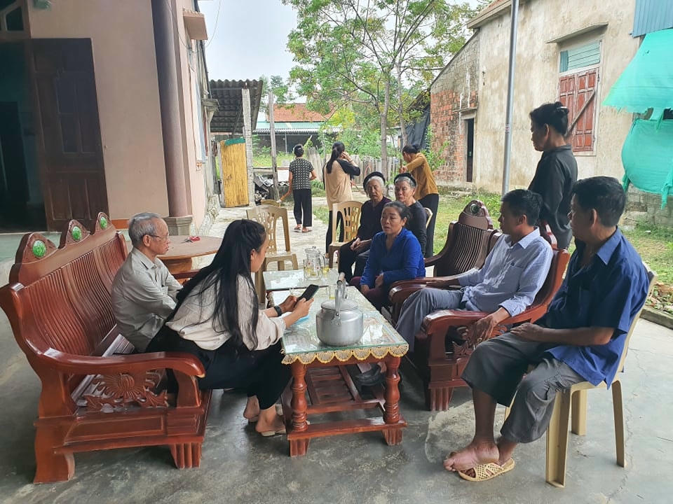 Hàng xóm, láng giềng đến động viên gia đình anh Lê Văn H.