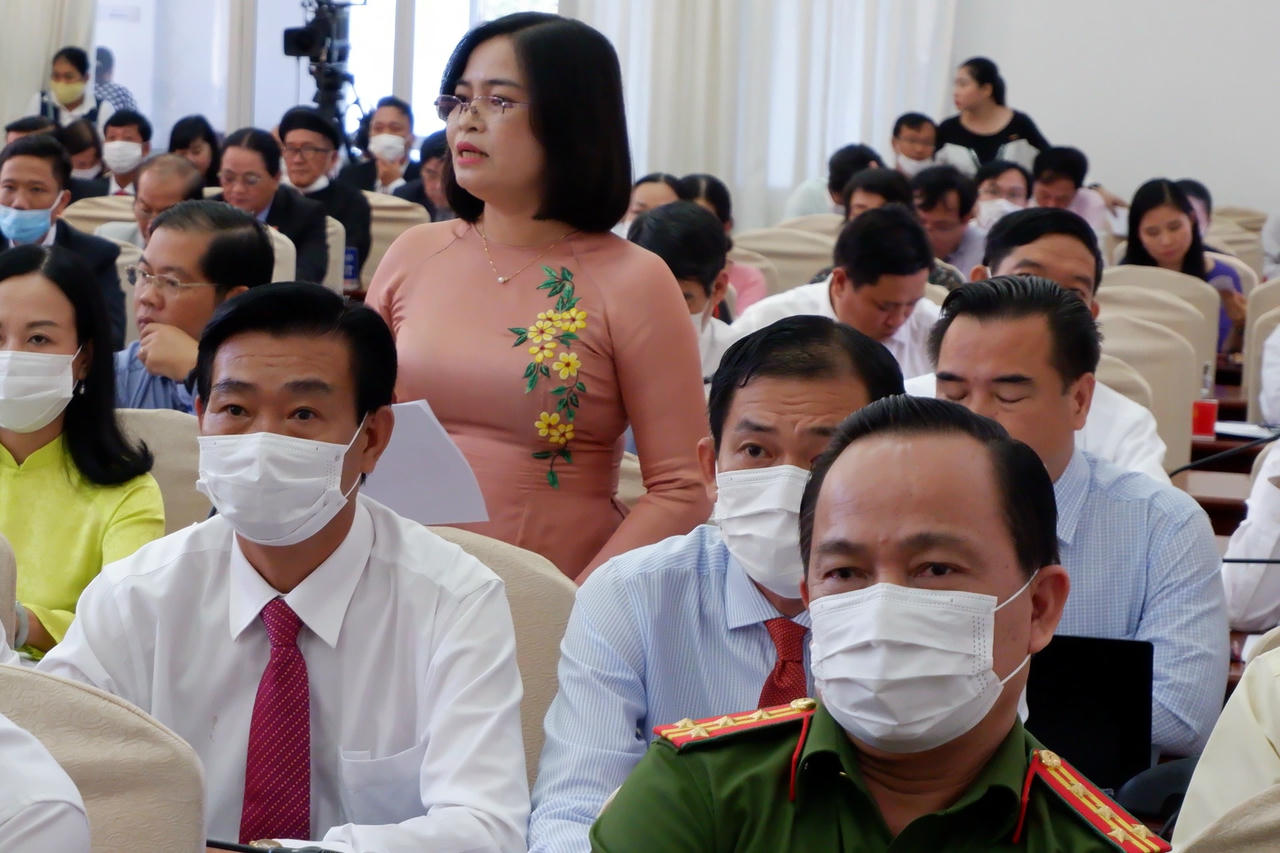 Bà Trần Hồng Thắm, Giám đốc Sở GD&ĐT TP Cần Thơ trả lời câu hỏi chất vấn ại kỳ họp