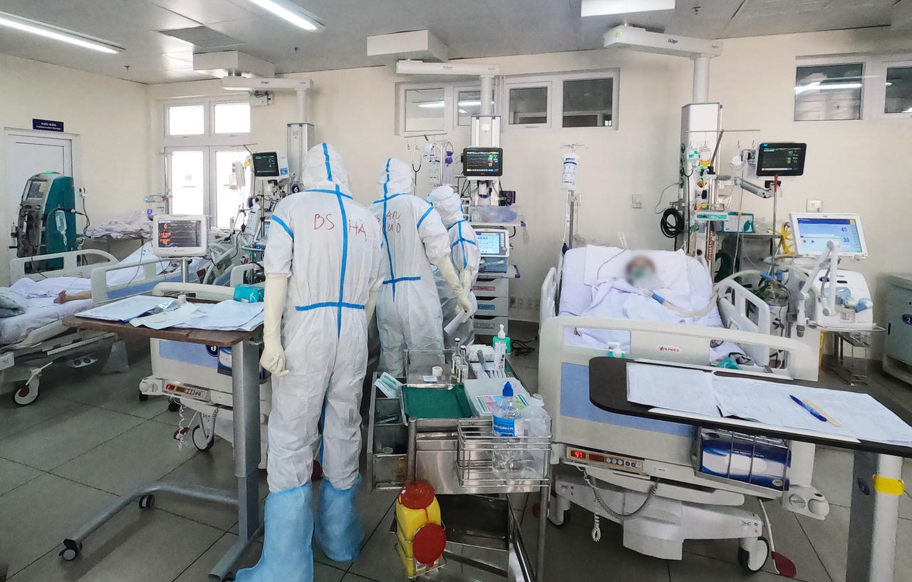 Bệnh nhân Covid-19 nặng được y bác sĩ chăm sóc và điều trị