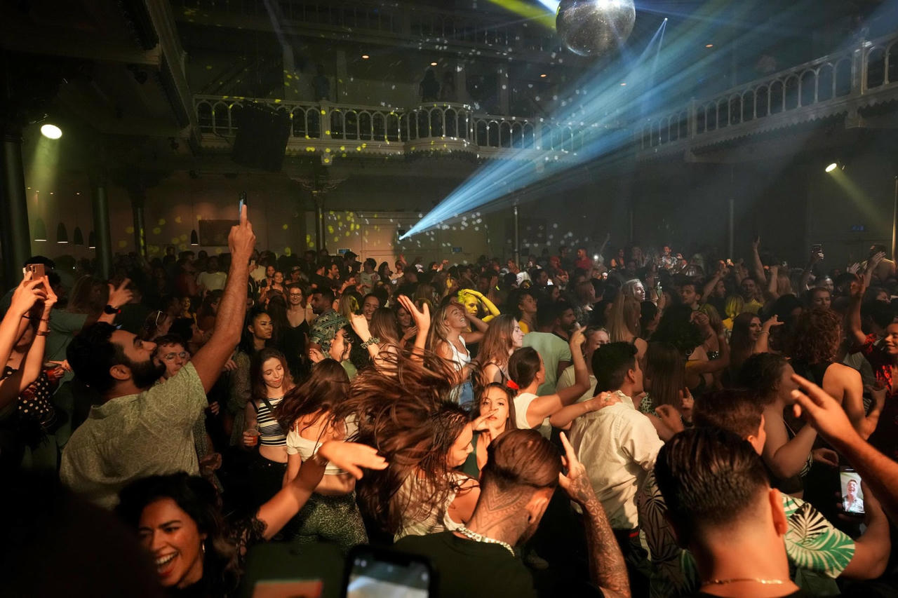 Người dân khiêu vũ trong CLB & Trung tâm văn hóa Paradiso ở thủ đô Amsterdam, Hà Lan ngày quốc gia này dỡ bỏ các hạn chế liên quan đến đại dịch Covid-19. Ảnh: AP