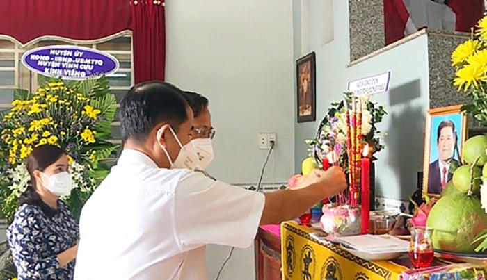 Lãnh đạo tỉnh Đồng Nai thắp hương bày tỏ niềm tiếc thương vô hạn đồng chí Đinh Tấn Hải. Ảnh: Báo Đồng Nai.