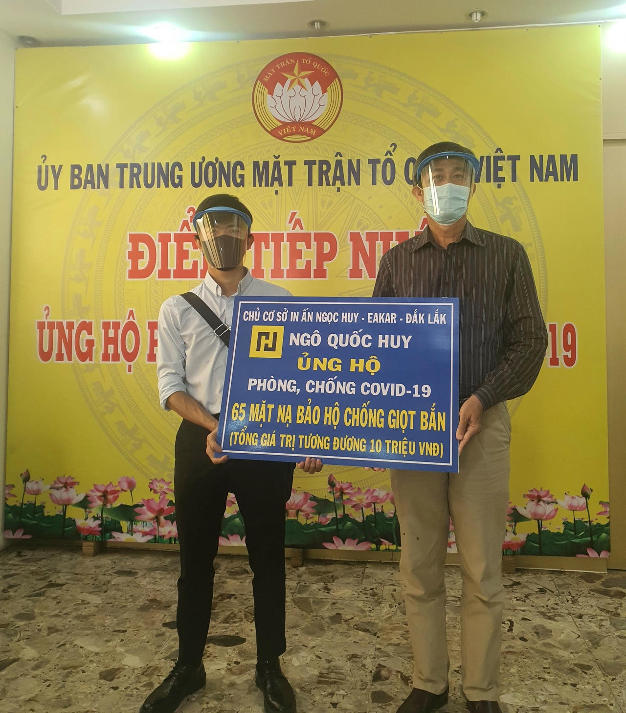 Đại diện Cơ sở in ấn Ngọc Huy (Eakar – Đắc Lăk) trao tặng 65 mặt nạ bảo hộ chống giọt bắn.