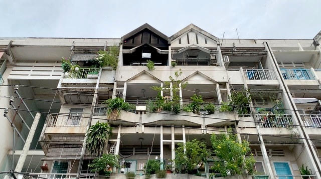 Mặt trước của căn hộ xảy ra cháy bị khói đen ám.