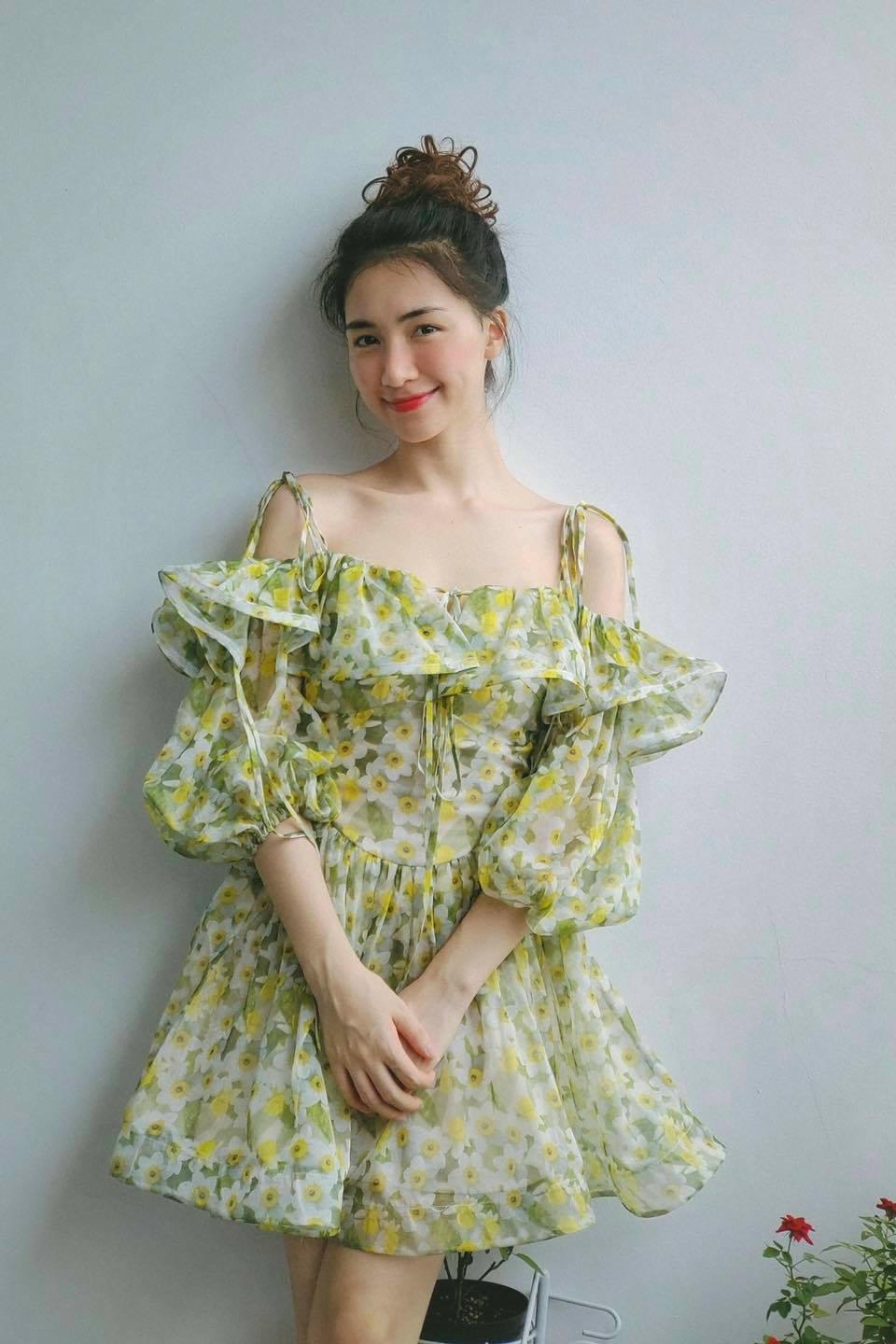 Váy hoa nhí giúp Hòa trông giống một nàng thơ.