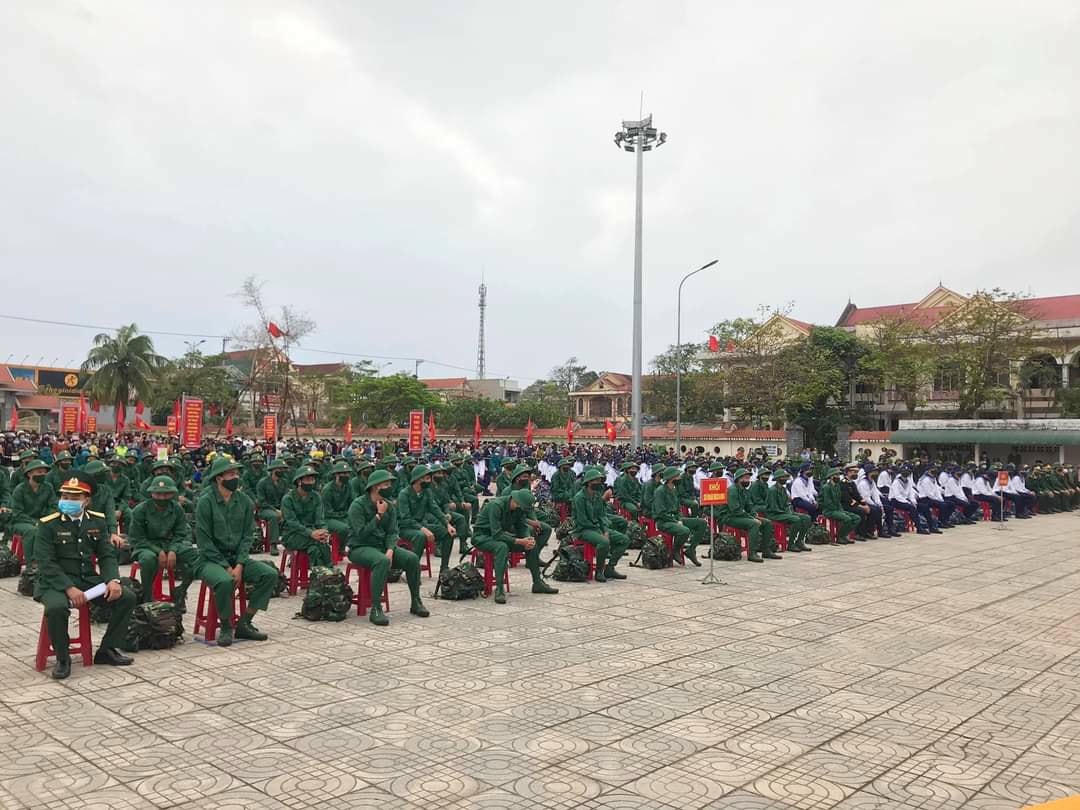 Lễ bàn giao các thanh niên nhập ngũ được diễn ra nhanh gọn.