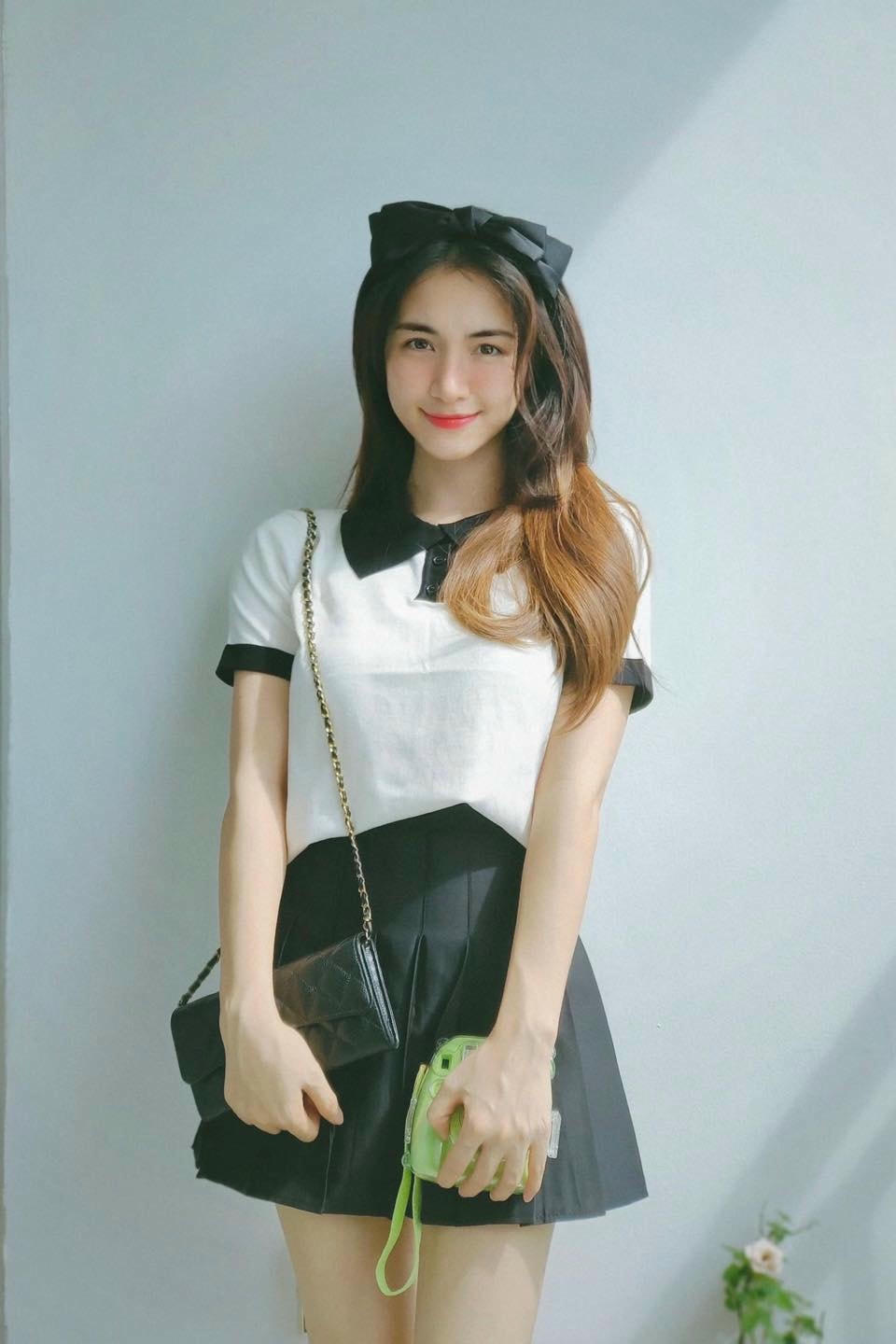 Lại là một outfit với chân váy tennis đen kết hợp cùng áo polo đi kèm chiếc nơ cài tóc rất đáng yêu.