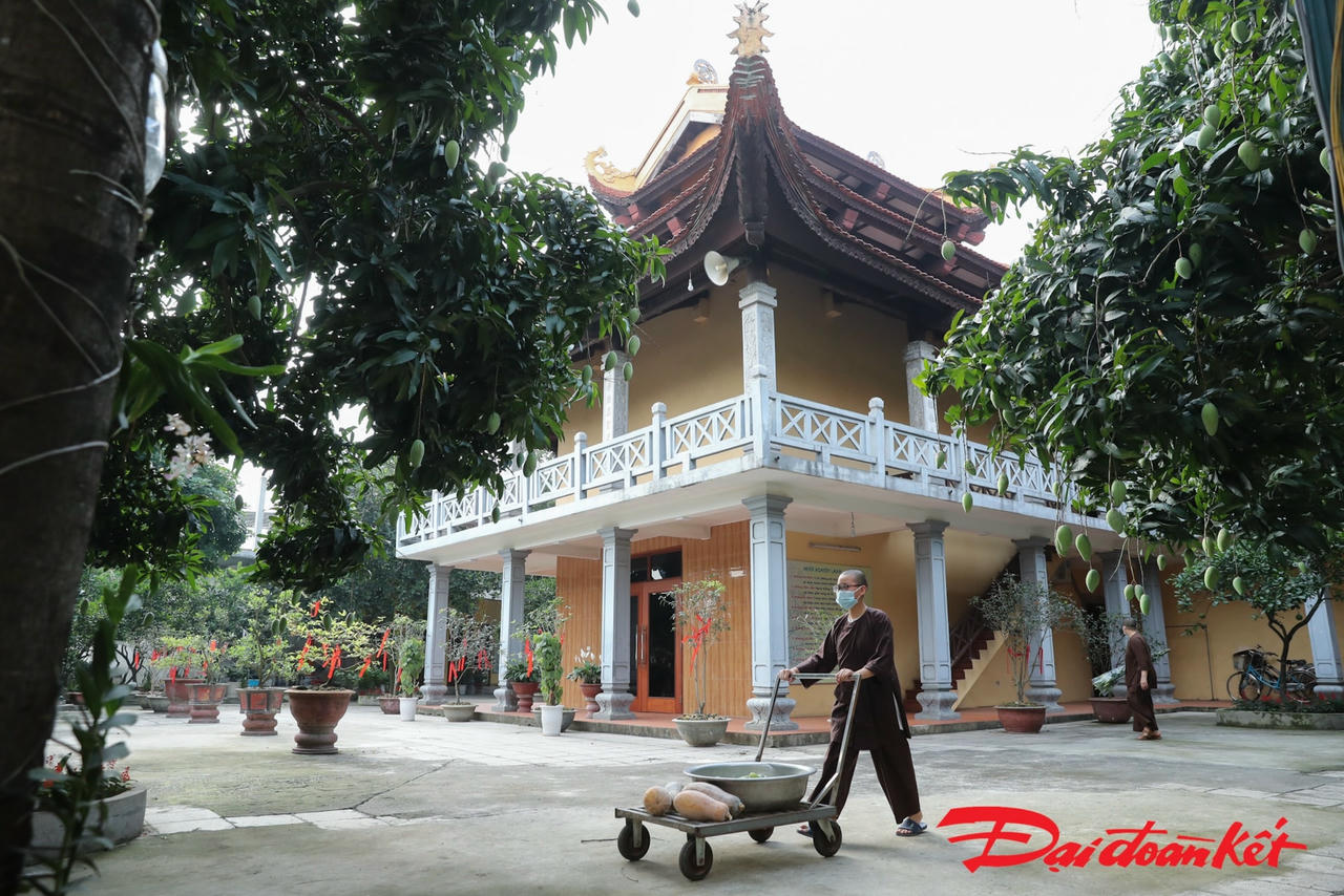 Sư trong chùa đang chuyển rau củ quả vào khu bếp để cùng các phật tử sơ chế. Ảnh: Quang Vinh.