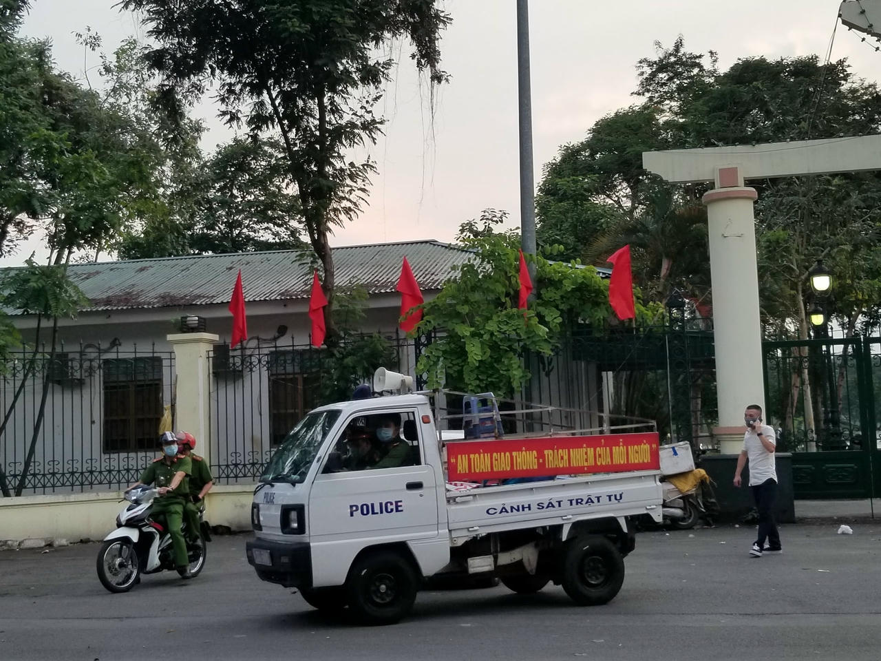 Nhiều quán cà phê, trà đá chấp hành nghiêm quy định, chủ động thu dọn hàng quán, bàn ghế, nhắc nhở khách hàng và tạm ngưng phục vụ.