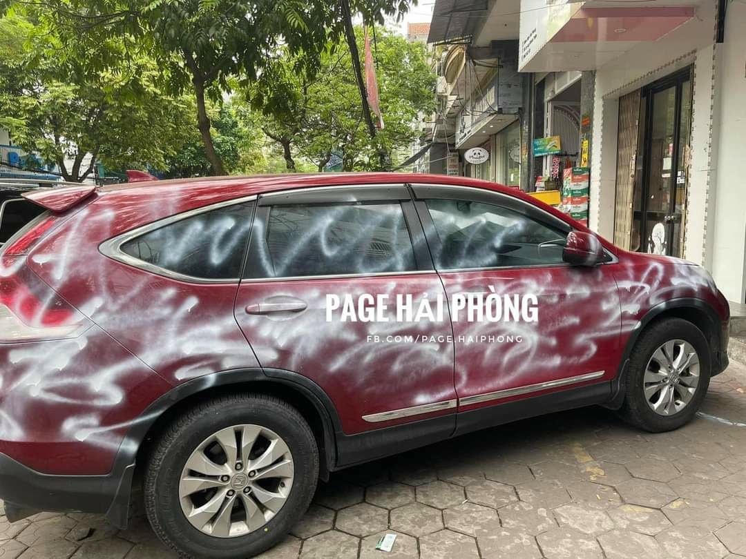 Chiếc ô tô bị xịt sơn trắng, ảnh mạng xã hội