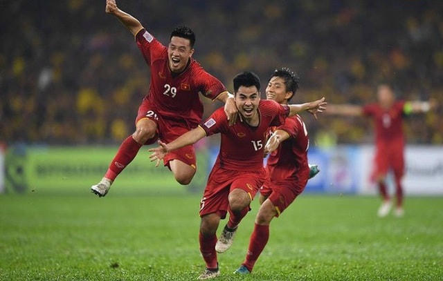 Huy Hùng (trái), Đức Huy (giữa) là những tiền vệ có nhiều giải gắn bó với ĐTVN.