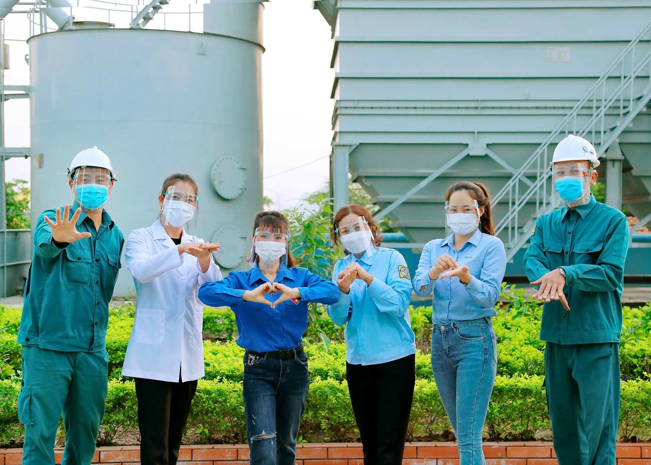 CBCNV của Công ty luôn được trang bị đầy đủ kiến thức về phòng chống dịch và khẩu trang, kính chống giọt bắn…