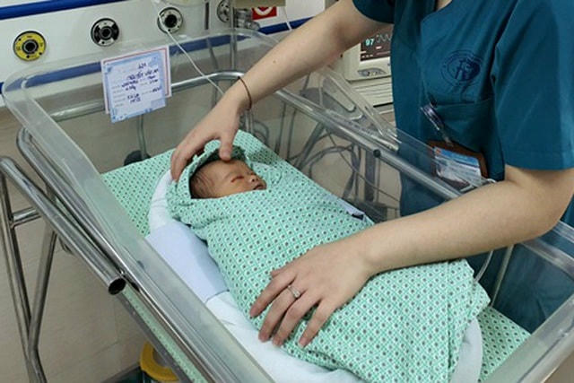 Bé trai bị bỏ rơi tiên lượng vẫn còn nặng.