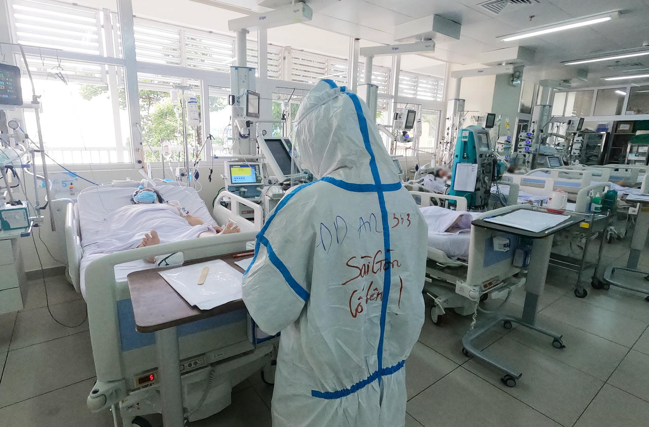 Hình ảnh chiến sĩ áo trắng trong dịch bệnh để lại nhiều tình cảm, sự thương mến cho bệnh nhân, người dân.