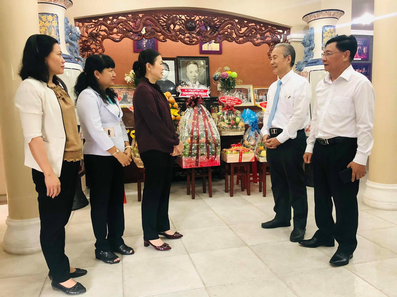 Ông Nguyễn Hữu Châu, con trai trưởng cố Luật sư Nguyễn Hữu Thọ thay mặt gia đình cảm ơn đoàn công tác của UBTƯ MTTQ Việt Nam (Ảnh: Hồng Phúc).