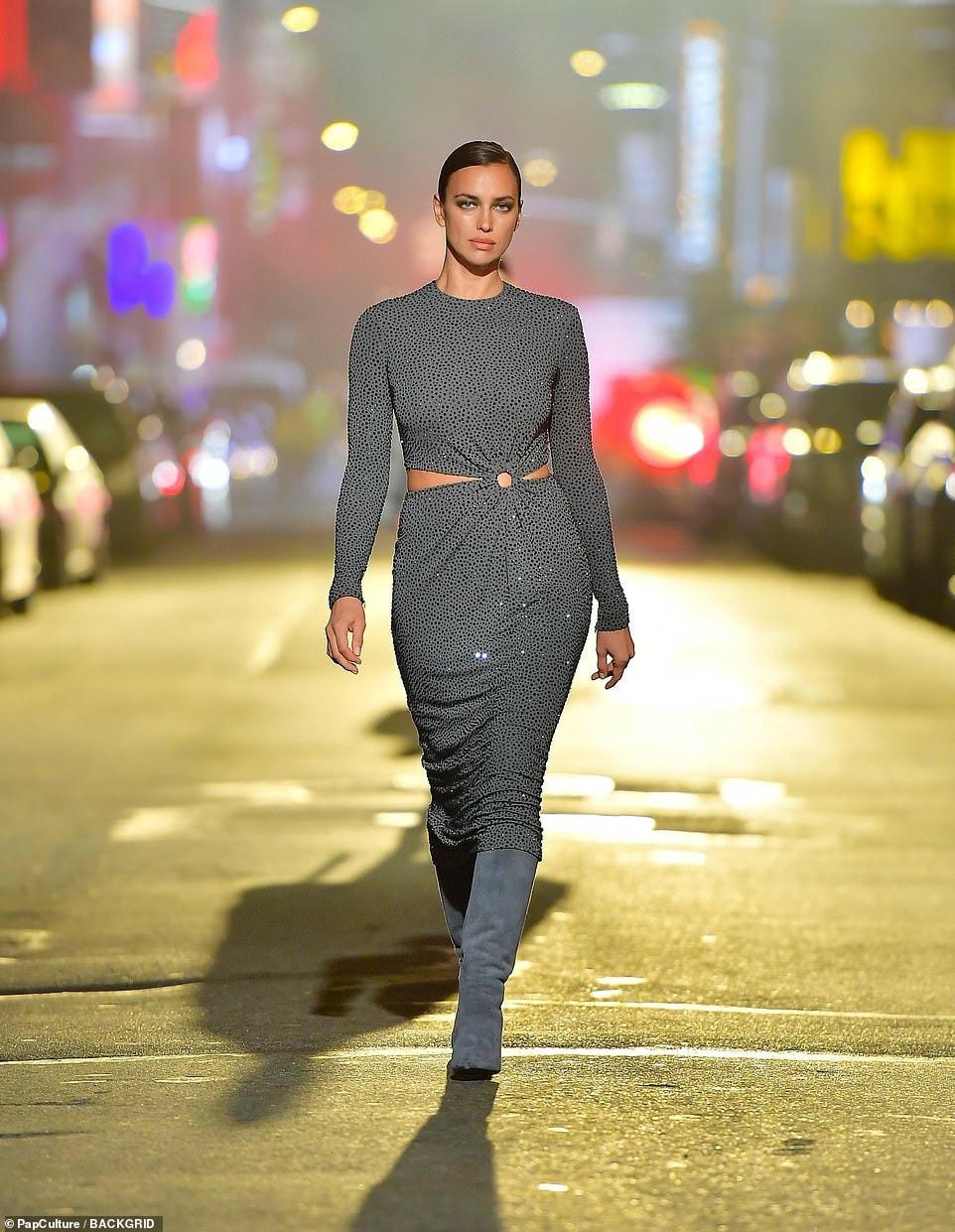 Bà mẹ một con Irina Shayk sải bước tự tin trên phố. Cô từng là bạn gái cũ của danh thủ bóng đá Ronaldo.