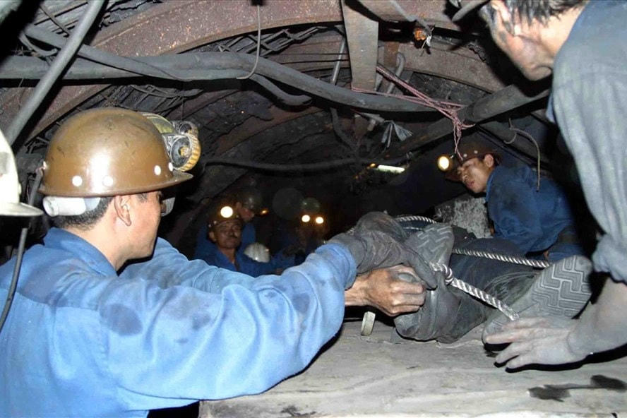 Một vụ tai nạn lao động khiến thợ lò tử vọng tại Cty than Mông Dương - TKV (TP. Cẩm phả, Quảng Ninh) xảy ra cách đây nhiều năm. Ảnh: Lao động.