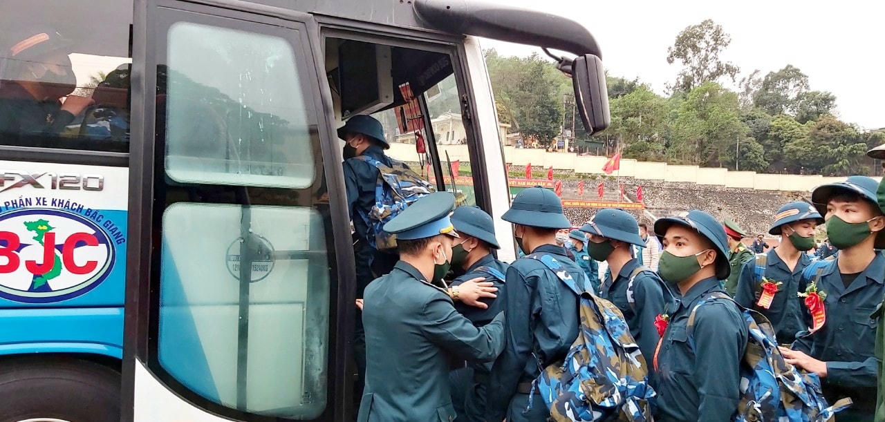 Những thanh niên lần đầu xa nhà đem theo lòng quyết tâm và nhiệt huyết của tuổi trẻ lên đường làm nhiệm vụ.