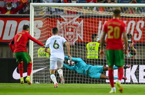 Ronaldo lần đầu sút hỏng 11m sau 3 năm.