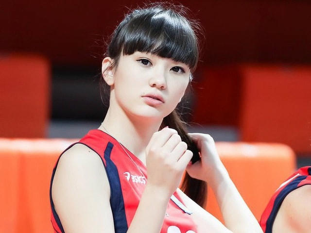 Nhắc tới sắc đẹp trong làng bóng chuyền, không thể không kể tới Sabina Altynbekova của Kazakhstan. Cô luôn biết cách đốt cháy mọi ánh nhìn khi có mặt trên sân.