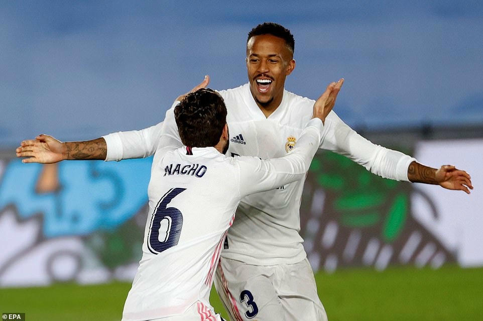 Nacho chia sẻ niềm vui với Militao sau bàn thắng phá vỡ thế bế tắc.