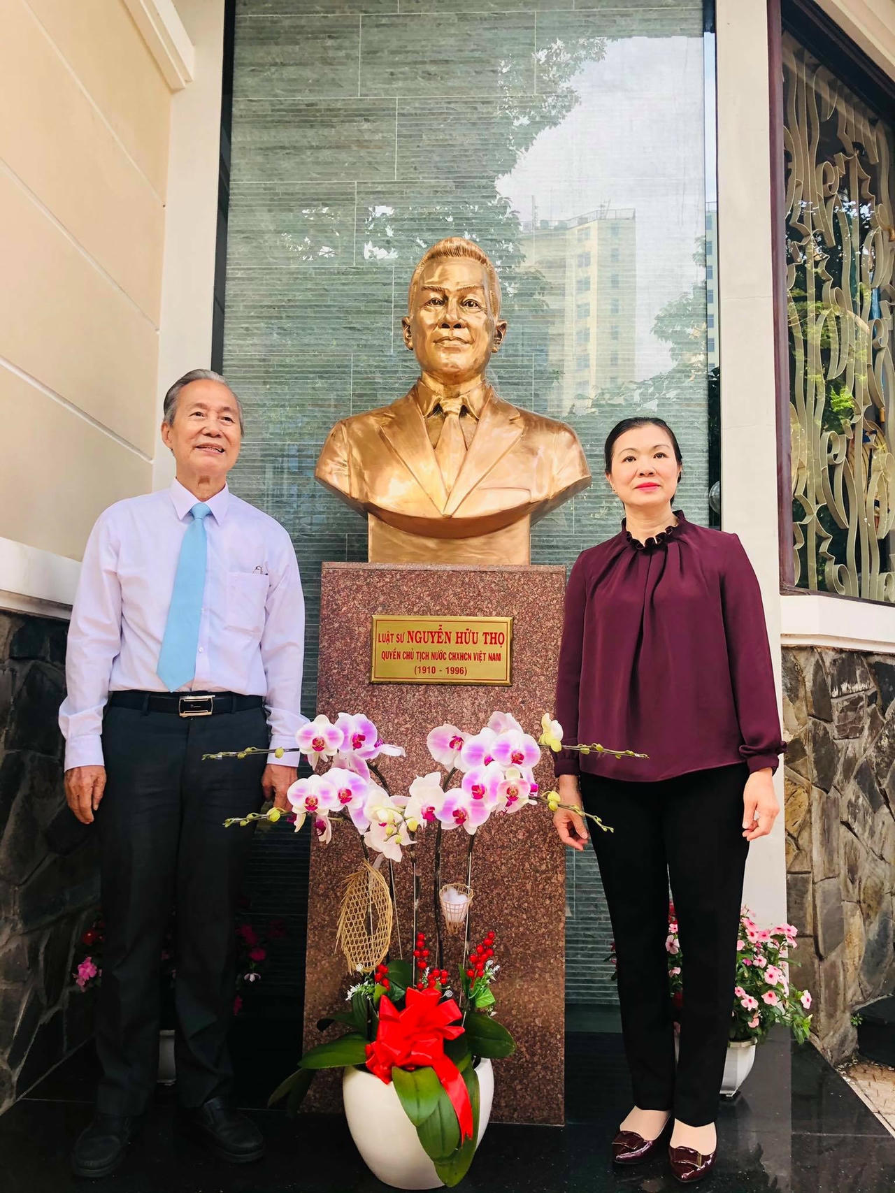 Phó Chủ tịch UBTƯ MTTQ Việt Nam Trương Thị Ngọc Ánh chụp ảnh lưu niệm cùng đại diện gia đình cố Luật sư Nguyễn Hữu Thọ tại khu trưng bày bức tượng đồng cố Luật sư Nguyễn Hữu Thọ (Ảnh: Hồng Phúc).