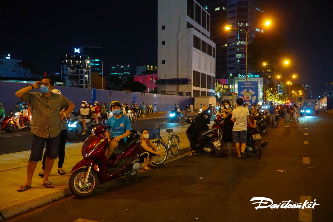 Xe máy đậu trái phép trên đường Lê Lợi.
