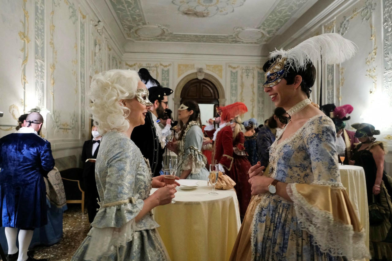 Người dân trong những bộ đồ hóa trang lộng lẫy tham gia Venice Carnival ở thành phố Venice, Italy. Ảnh: Reuters.