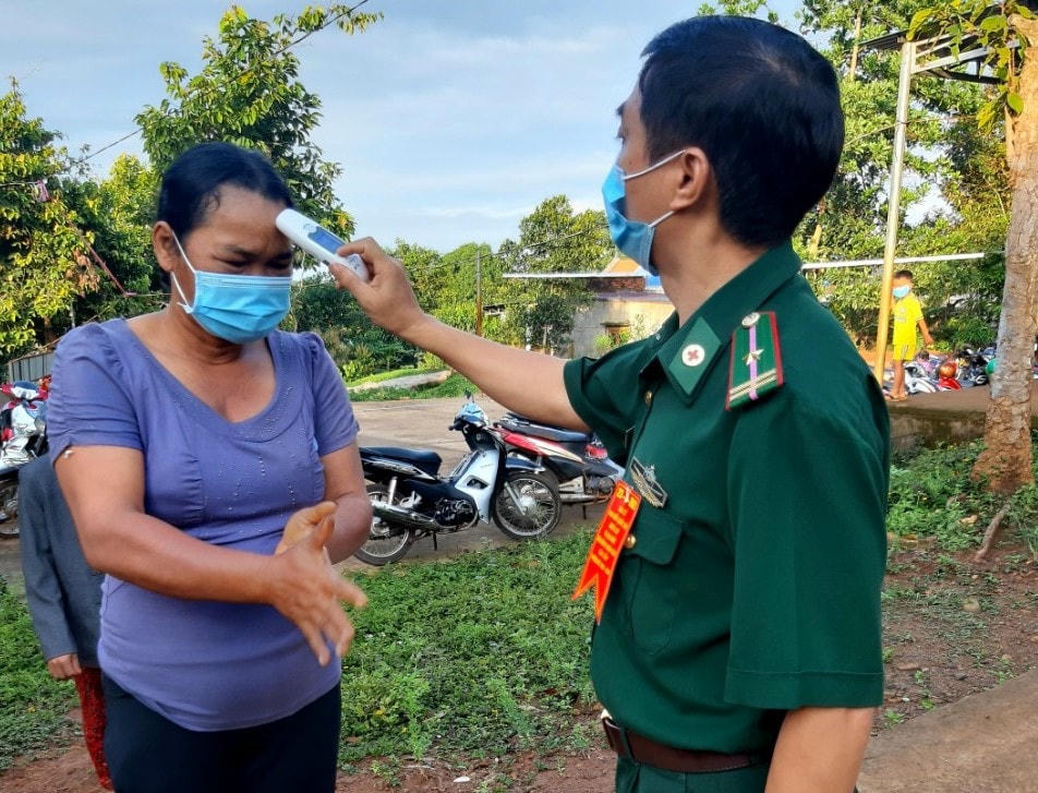 Cử tri được đo thân nhiệt, sát khuẩn tay trước khi bỏ phiếu