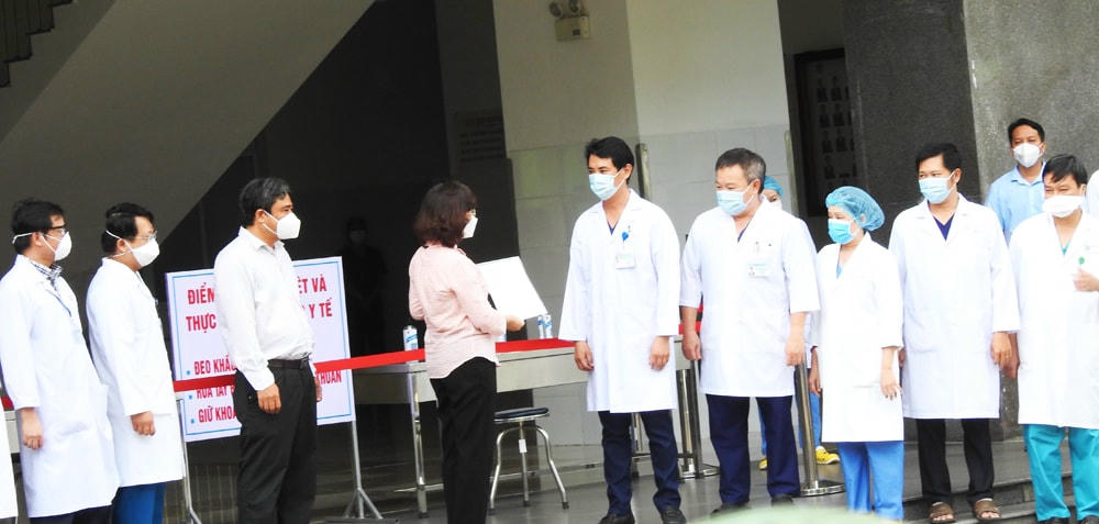 Giám đốc Sở Y tế Đà Nẵng Ngô Thị Kim Yến, trao quyết định dỡ bỏ phong tỏa, cách ly cho Bác sỹ Lê Đức Nhân, Giám đốc Bệnh viện Đà Nẵng. Ảnh: Thanh Tùng.