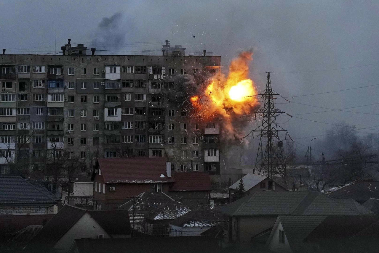 Một vụ nổ tại một tòa nhà ở thành phố Mariupol, Ukraine. Ảnh: AP.