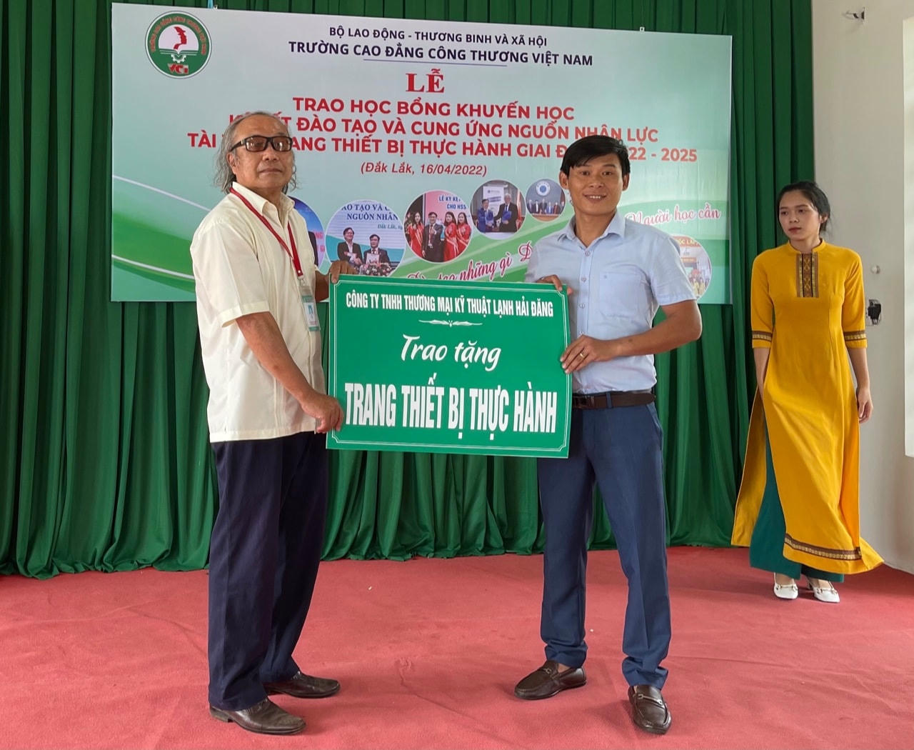 Đại diện các doanh nghiệp đã tài trợ trang thiết bị thực hành cho các chuyên ngành đào tạo của nhà trường ,