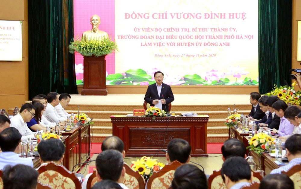 Bí thư Thành ủy Hà Nội Vương Đình Huệ phát biểu tại cuộc họp