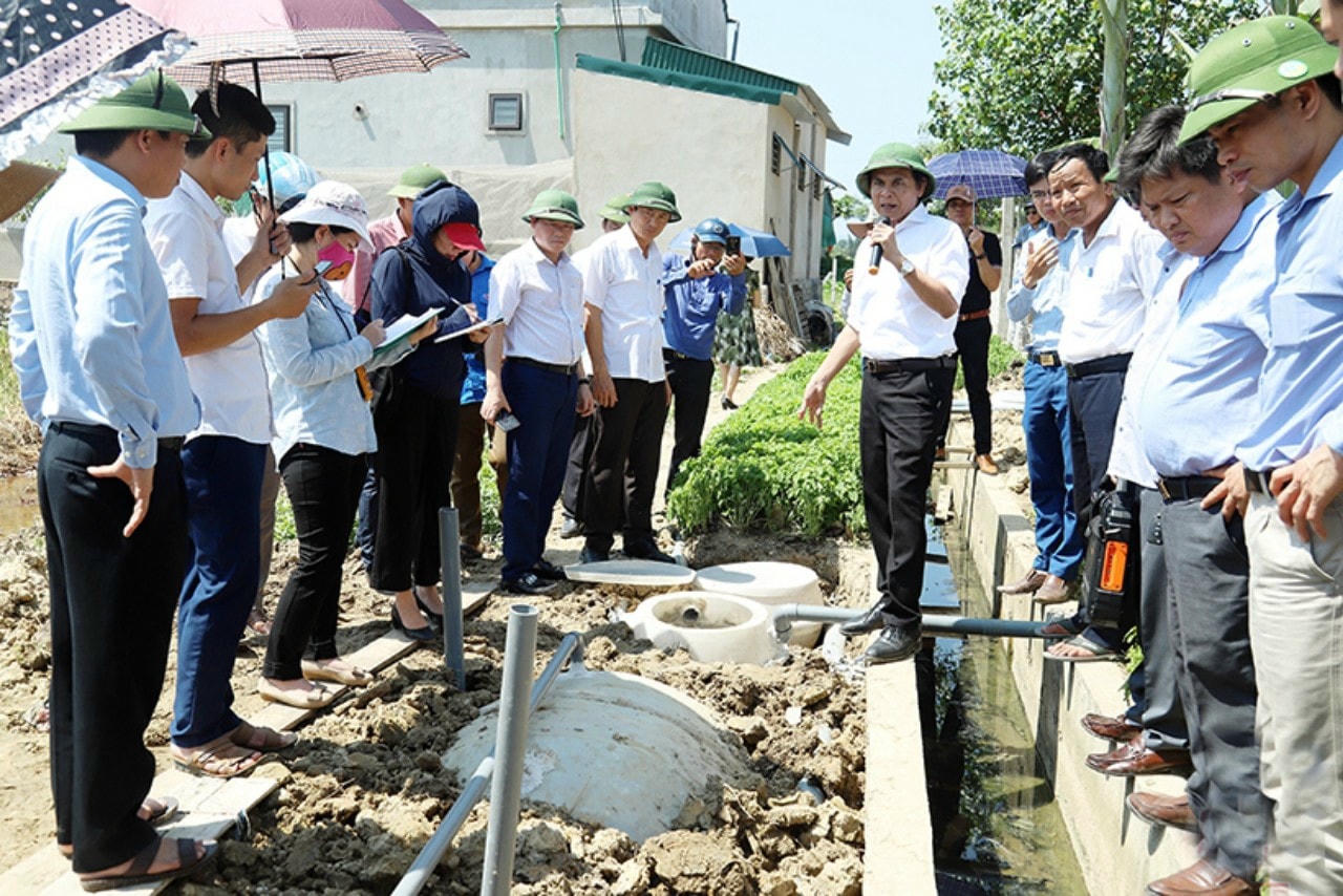 Cơ quan chức năng hướng dẫn người dân sử dụng chế phẩm sinh học.