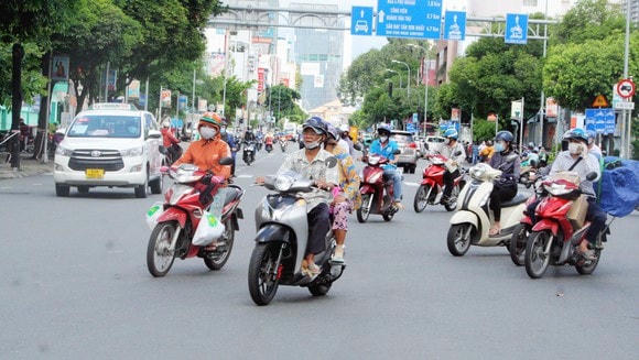 Những ngày giãn cách đường thành phố vẫn đông đúc
