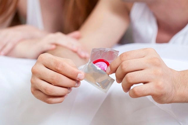 Bao cao su là giải pháp hỗ trợ tránh thai, phòng nguy cơ lây nhiễm bệnh nhưng không thể bảo vệ tuyệt đối cho các cặp bạn tình (ảnh: minh họa).