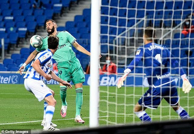 Benzema xử lý bóng bằng vai kỹ thuật trước khi nâng tỷ số lên 2-0 cho Real Madrid.
